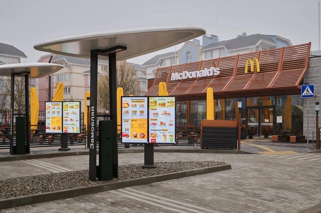 McDonald’s відкрив новий ресторан у Гатному під Києвом: що відомо про заклад на трасі Е95 (17 грудня)