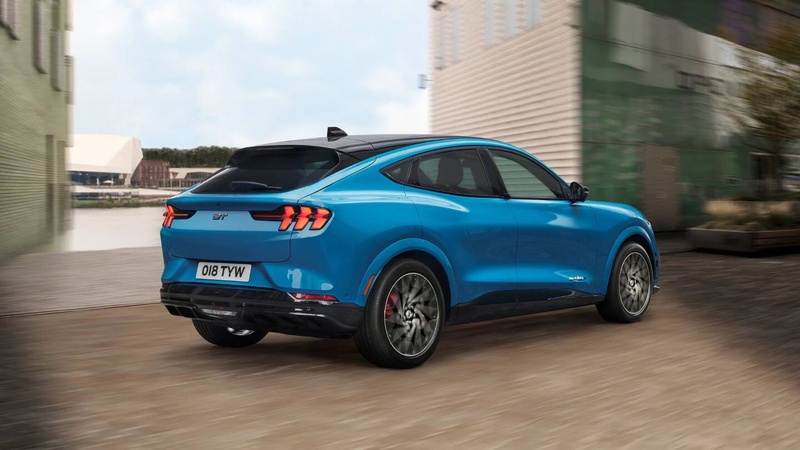 Як Ford Mustang Mach-E поводиться взимку: реальний досвід українських доріг