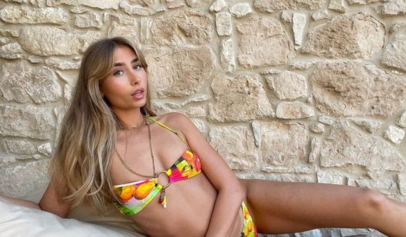 Лілі Філліпс з OnlyFans яка переспала з 1113 чоловіками прийняла хрещення — Us Weekly