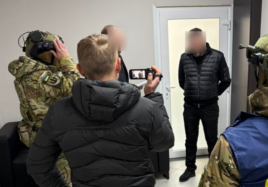 Хабар на укриттях для літаків: кого затримали в Повітряних Силах ЗСУ та СБУ і що відомо про схему