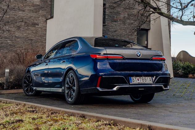 Новий BMW 7 Series 2027: що зміниться після рестайлінгу, фото, дата прем’єри та перші деталі