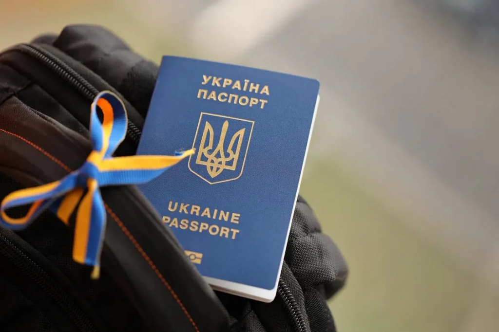 Де зробити новий закордонний паспорт і як повернутися в Україну, якщо документ уже не дійсний