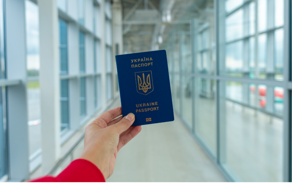 Де зробити новий закордонний паспорт і як повернутися в Україну, якщо документ уже не дійсний