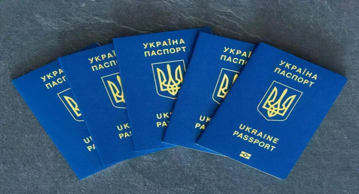 Де зробити новий закордонний паспорт і як повернутися в Україну, якщо документ уже не дійсний