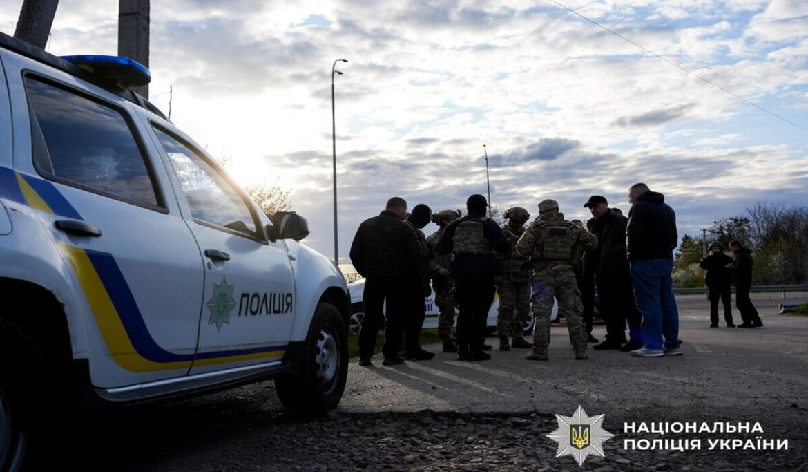 Напад на ТЦК на Рівненщині: що відомо про чоловіка з автоматом, якого шукає поліція