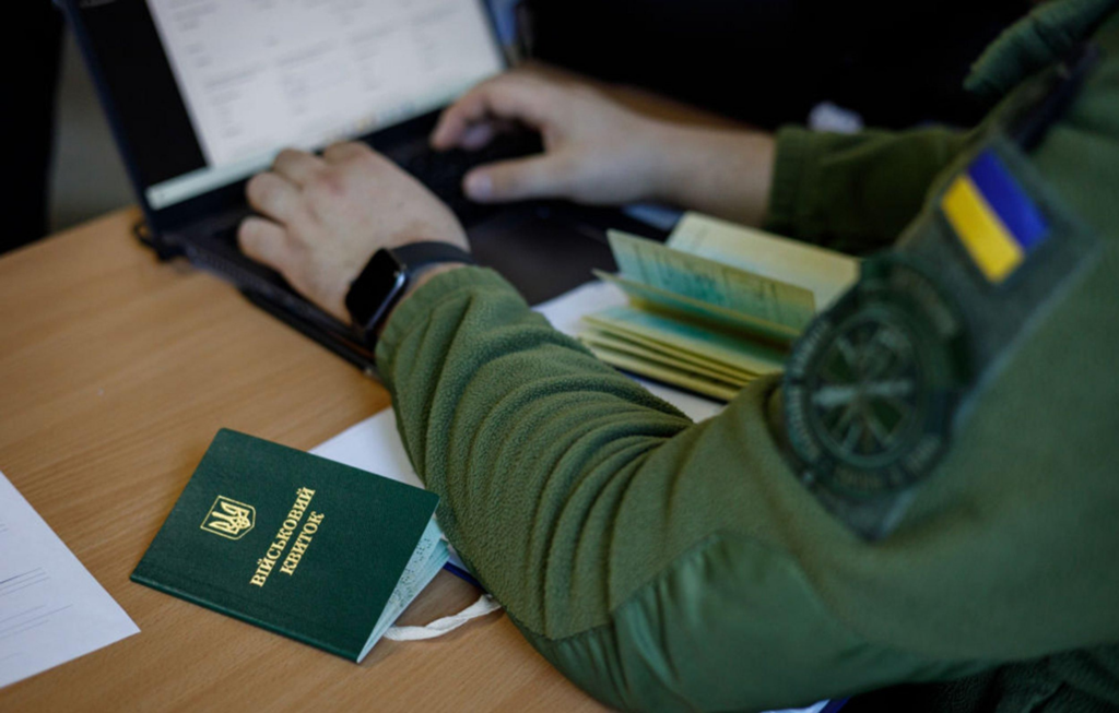 Що зміниться з 1 червня 2026 в Україні: пенсії, тарифи, бронювання, НМТ і трудові книжки