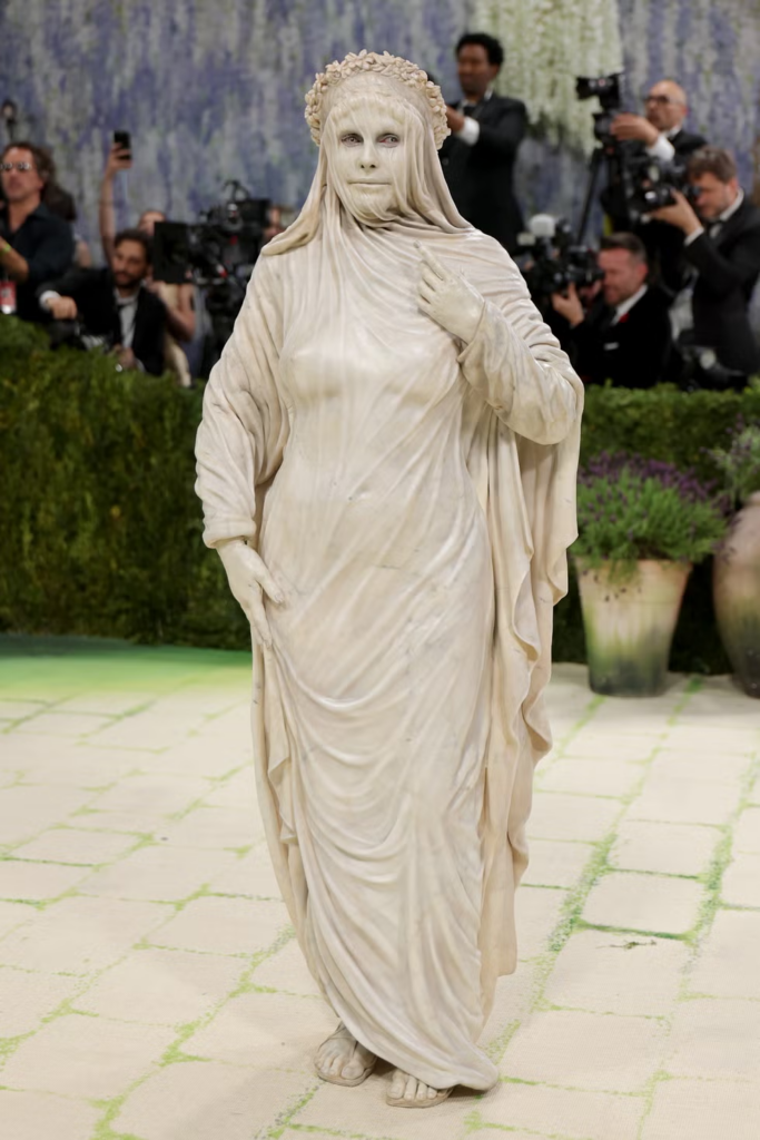 Met Gala 2026 Looks: Heidi Klum überrascht als lebende Skulptur im „Fashion Is Art“-Outfit