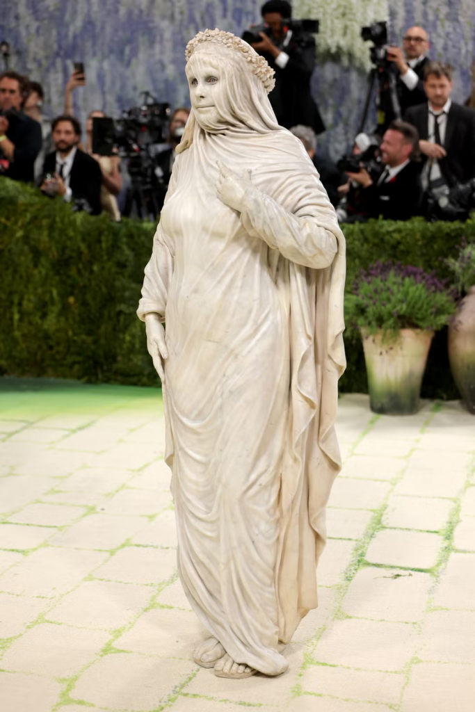 Met Gala 2026 Looks: Heidi Klum überrascht als lebende Skulptur im „Fashion Is Art“-Outfit