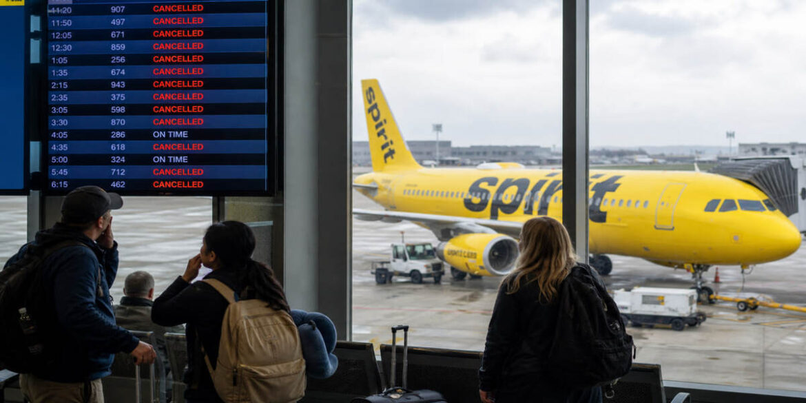У США припиняє роботу Spirit Airlines: чому лоукостер скасував усі рейси та що буде з квитками