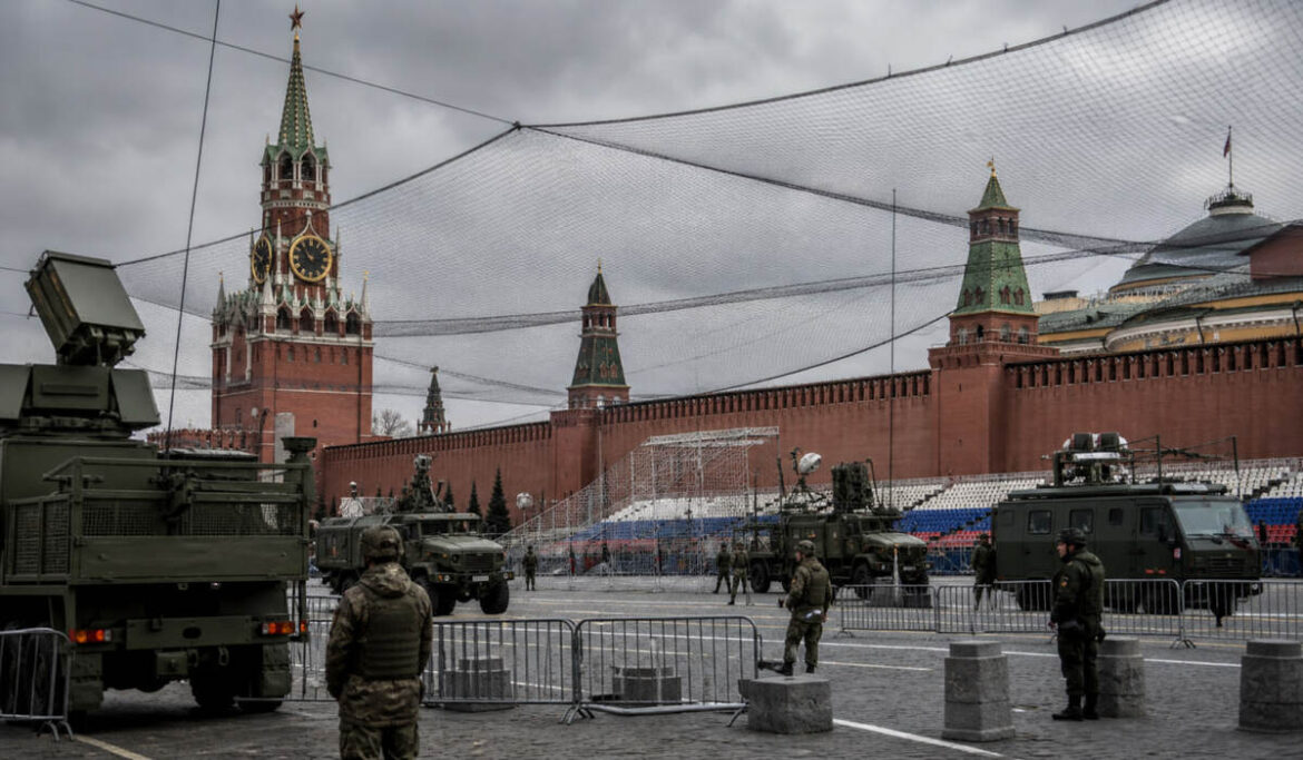 Парад 9 травня у Москві буде без техніки: чому Кремль стягує ППО і натягує сітки