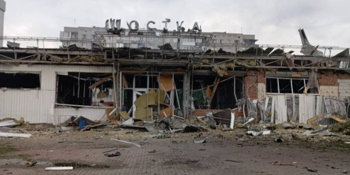 Вокзал у Шостці зруйновано: що робити пасажирам, як їздять поїзди і чи його відновлять
