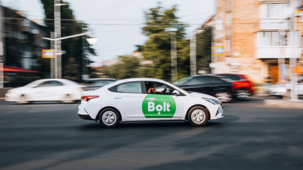 Bolt після ДТП у Києві вводить нові правила: що зміниться для водіїв і пасажирів