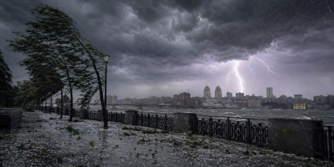 Погода у Дніпрі 8 липня різко зіпсується: гроза, град і шквали