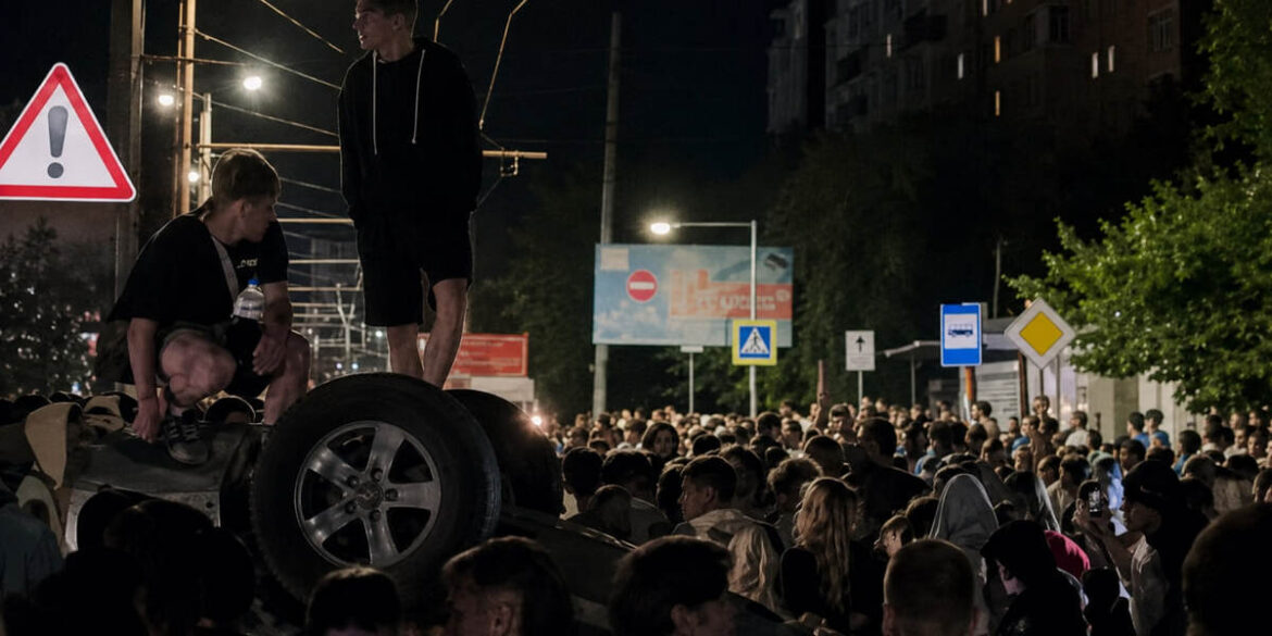 У Львові натовп перекинув авто ТЦК: що сталося на Сихові та яка відповідальність може бути