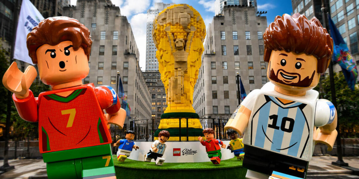 Кубок світу з LEGO у Нью-Йорку: скільки деталей пішло на гігантський трофей FIFA