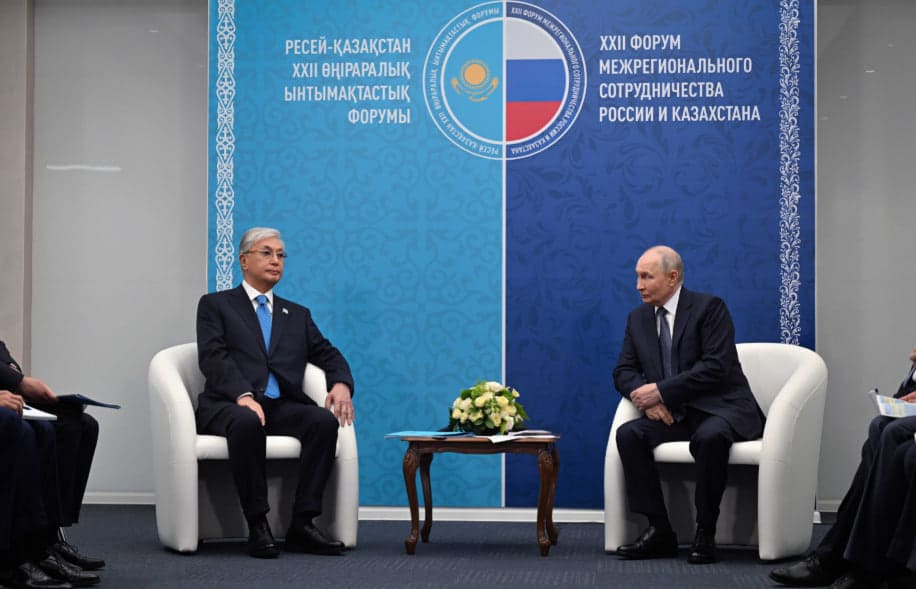 Токаєв запропонував Путіну «заморозити» війну: що відповів Кремль