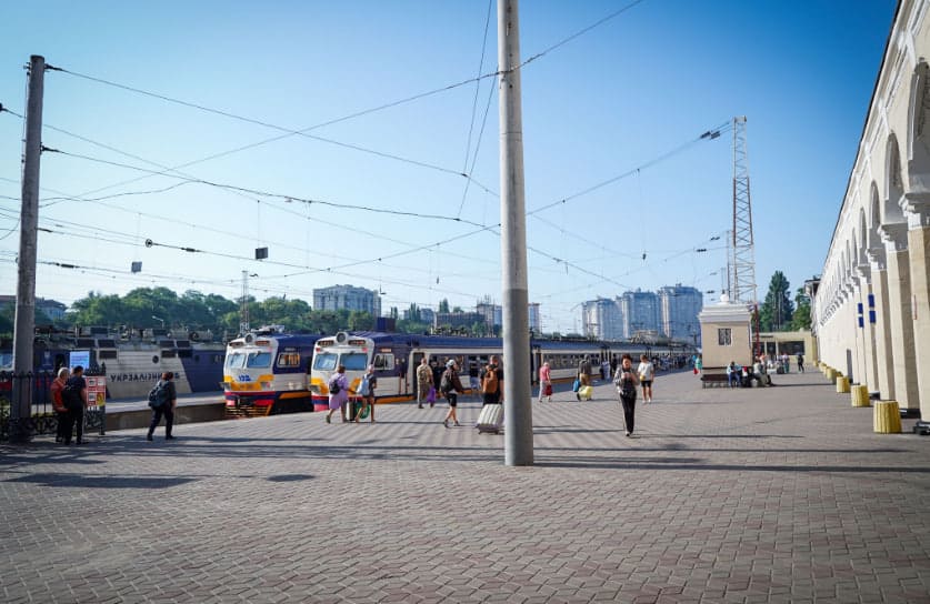 Дрон атакував поїзд Одеса—Дніпро: що сталося з 340 пасажирами та що відомо про загиблих